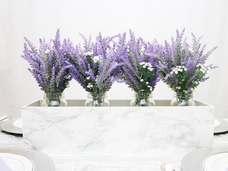 Sommerdeko mit Lavendel in Blumenkasten mit Dekopapier verschönern