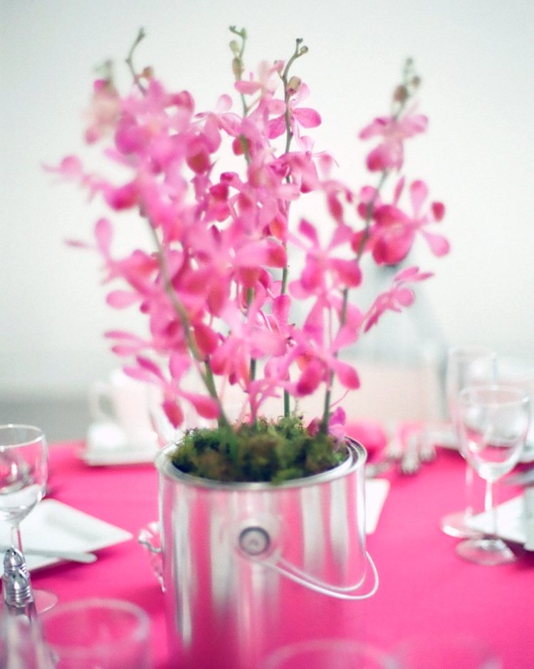 Sommerdeko mit frischen Blumen am Tisch modern in Pink