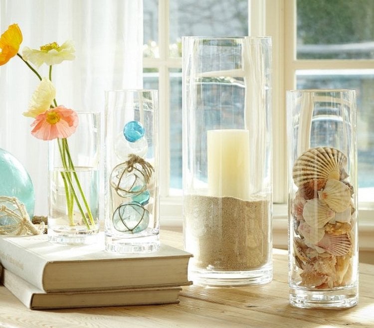 Sommerliche Deko in hohen Gläsern basteln Idee mit Blumen und Meerglas und Muscheln