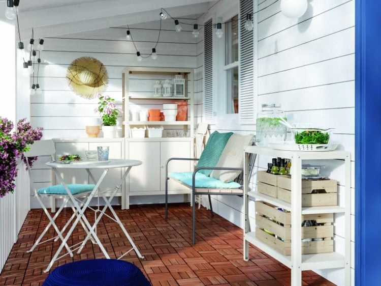 Sommerliche Wanddekoration mit einem Sonnenhut und Ikea-Möbeln