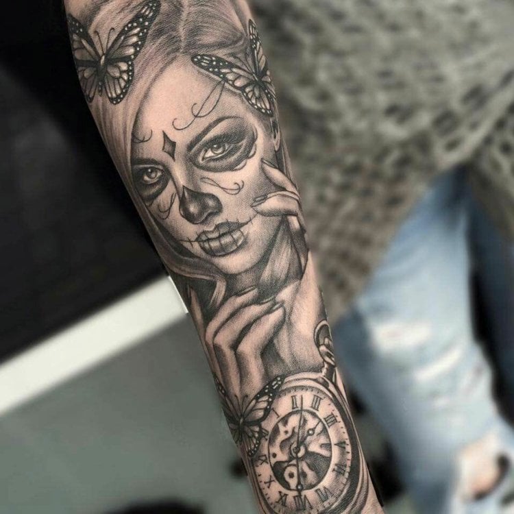 Frau schwarz weiß arm tattoo Vogel Tattoo