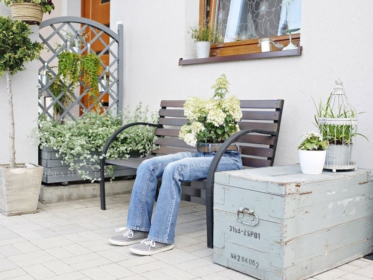 Upcycling von Jeans - Blumenständer aus Jeanshose basteln für die Sitzbank