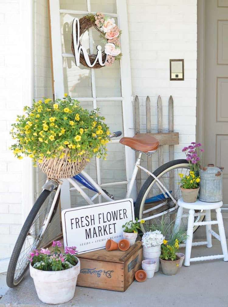 Vor dem Haus dekorieren mit Fenster, Fahrrad und Blumen