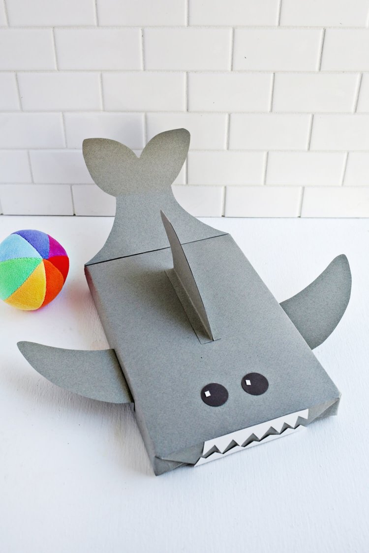 Witziger Hai in Grau für ein schmales Geschenk