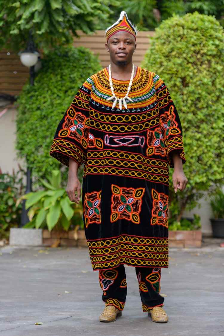 afrikaner aus kamerun trägt traditionelle kleidung
