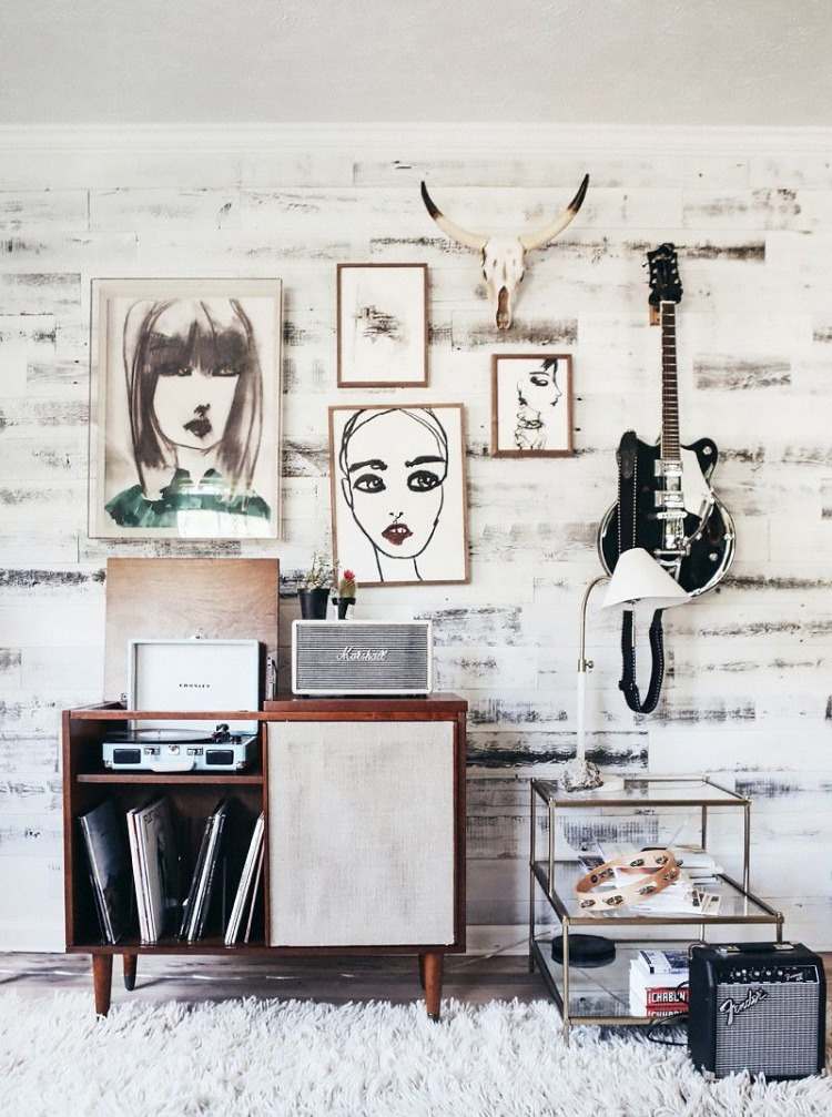 altes marschall radio und plattenspieler mit verstärker in thematisch eingerichtetem musikzimmer mit bildern und gitarrenwandhalter plattenspieler
