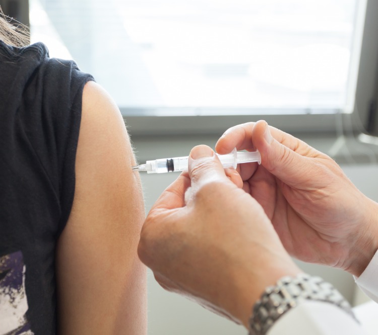 artz testet impfung an freiwilliger person gegen covid 19 (1)