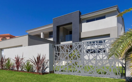 asymetrische muster für eine moderne mauer zaun kombination als grenzmauer