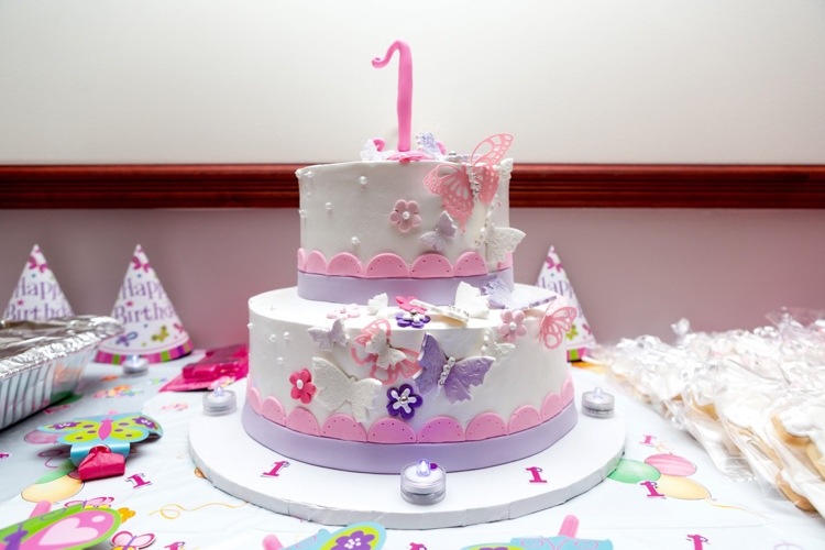 ausgefallene Kuchen für Kindergeburtstag mit Schmetterlingen aus Zuckerguss