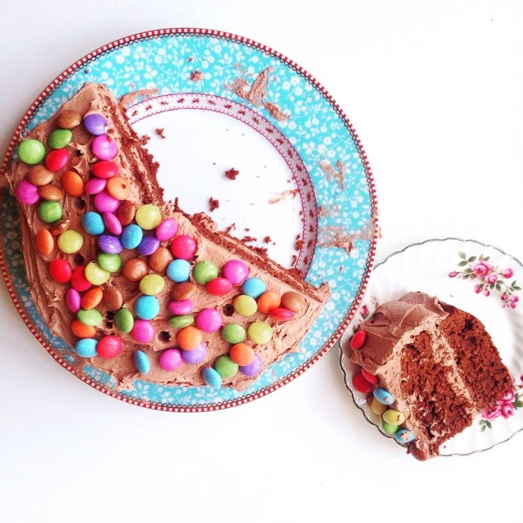ausgefallene Kuchen für Kindergeburtstage mit Smarties dekorieren Ideen