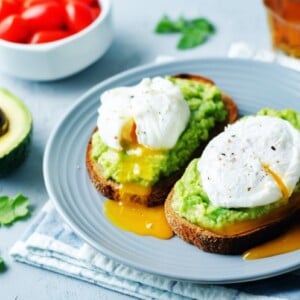 avocado toast mit pochiertem ei hat wenig kalorien und liefert viel eiweiß