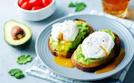 avocado toast mit pochiertem ei hat wenig kalorien und liefert viel eiweiß