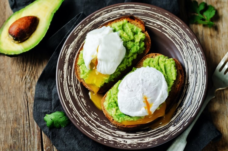 avocado toast mit pochiertem ei hat wenig kalorien