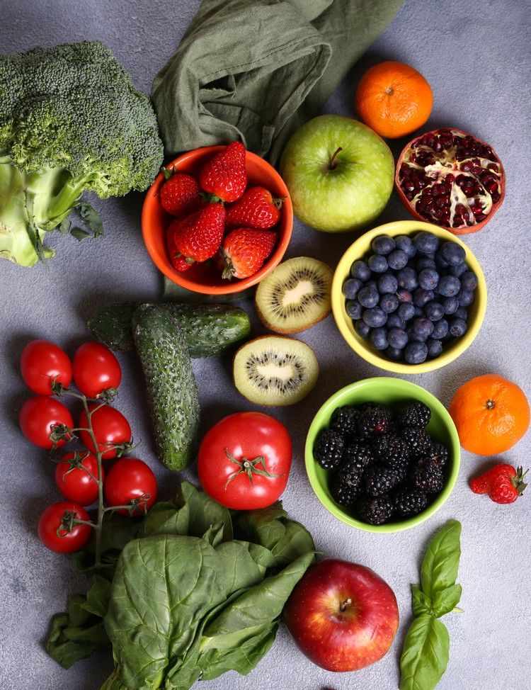 beeren und früchte sowie tomaten und äpfel enthalten faser für bessere darmgesundheit und gesunde ernährung