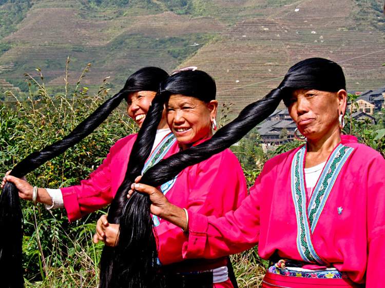 die yao frauen aus china waschen ihre langen haare mit reiswasser