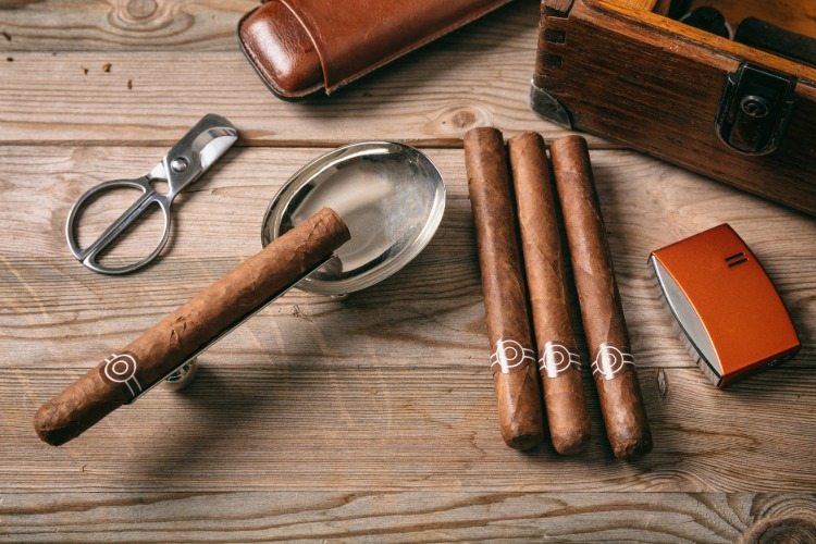ein paar kubanische zigarren mit aschenbecher in holziste aufbewahren mit leder etui