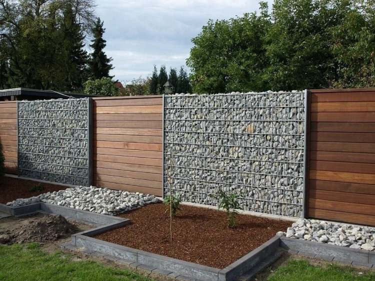 gabione mit holz kombinieren als gartenmauer mit modernem design