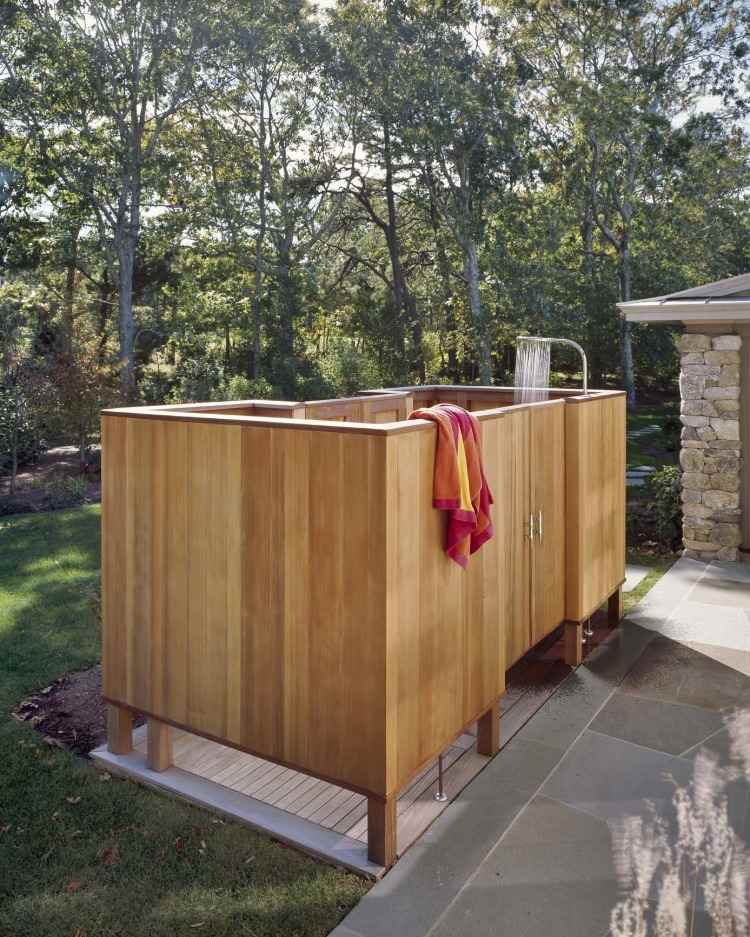 gartenbereich mit duschkabine aus naturholz mobil sichtschutz für gartendusche bauen