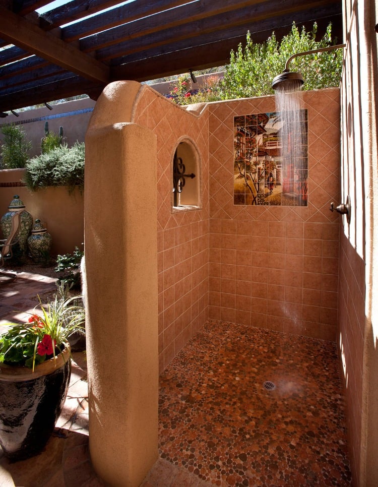 gemütlicher entspannungsbereich mit befliester gartendusche sichtschutz im orientalischen stil