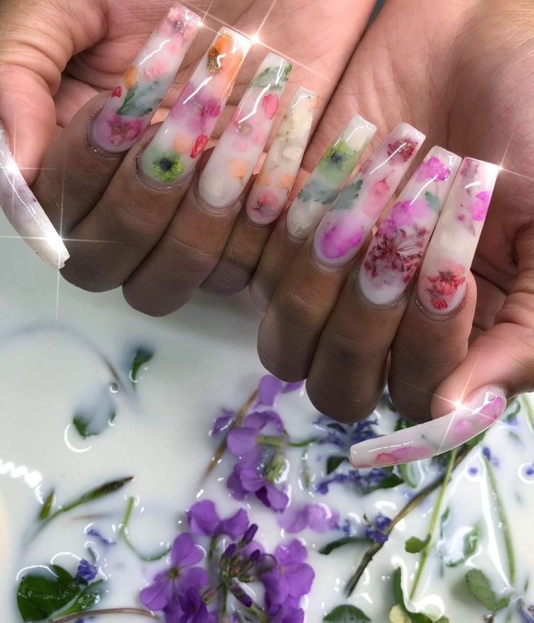 getrocknete Blumen Nageldesign Ideen für den Sommer Nageltrends 2020 Milk Bath Nails