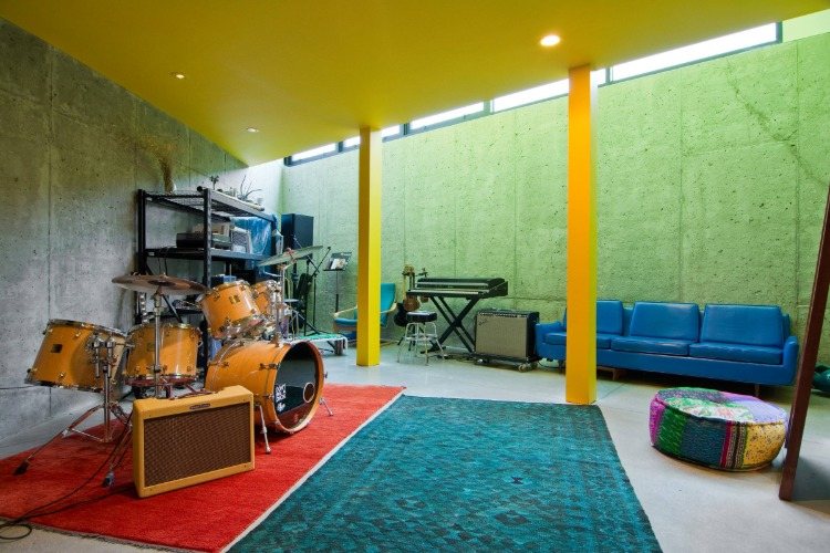 in gelb gestrichenes musikzimmer dämmen mit teppich im untergeschoss