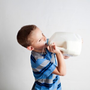 kind trinkt protein in milch im bauernhof aufwachsen ohne allergien