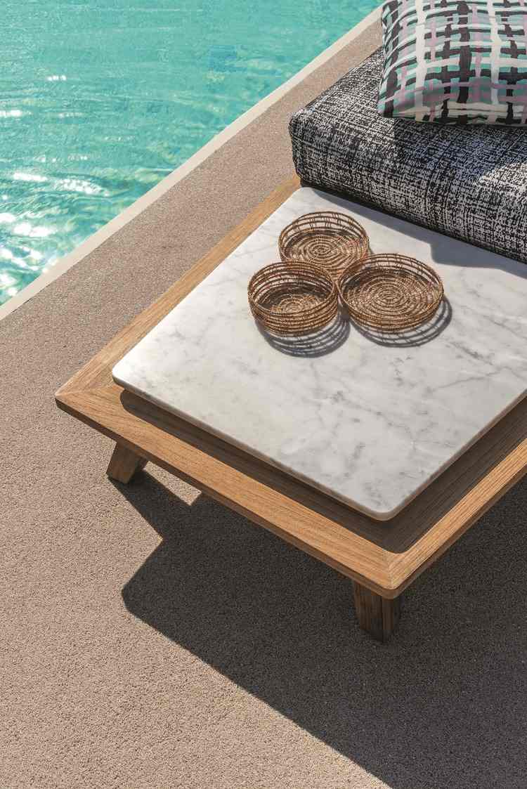 kombination aus marmor und holz für kleinen beistelltisch im poolbereich