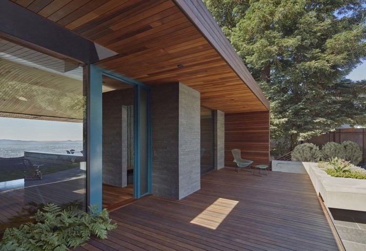 moderne Villa in den USA mit Holzterrasse und Überdachung