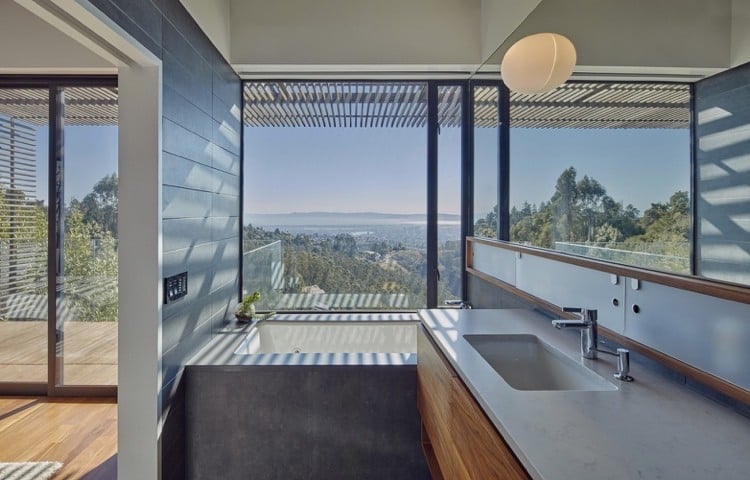 modernes Badezimmer mit Badewanne mit Blick durch Fenster