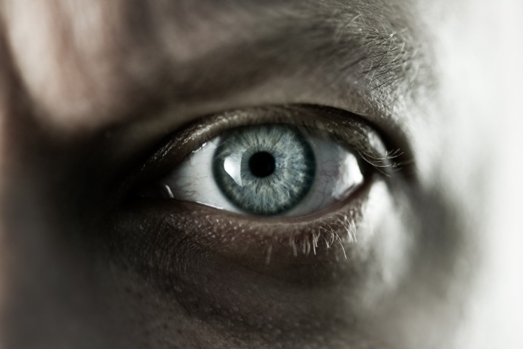 nahaufnahme von männlichem auge diabetische retinopathie vorbeugen mit vitamin a