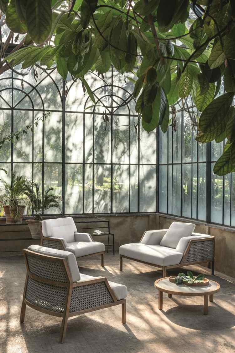 naturverbundenes design im patio bereich mit modernen möbelstücken zum sitzen
