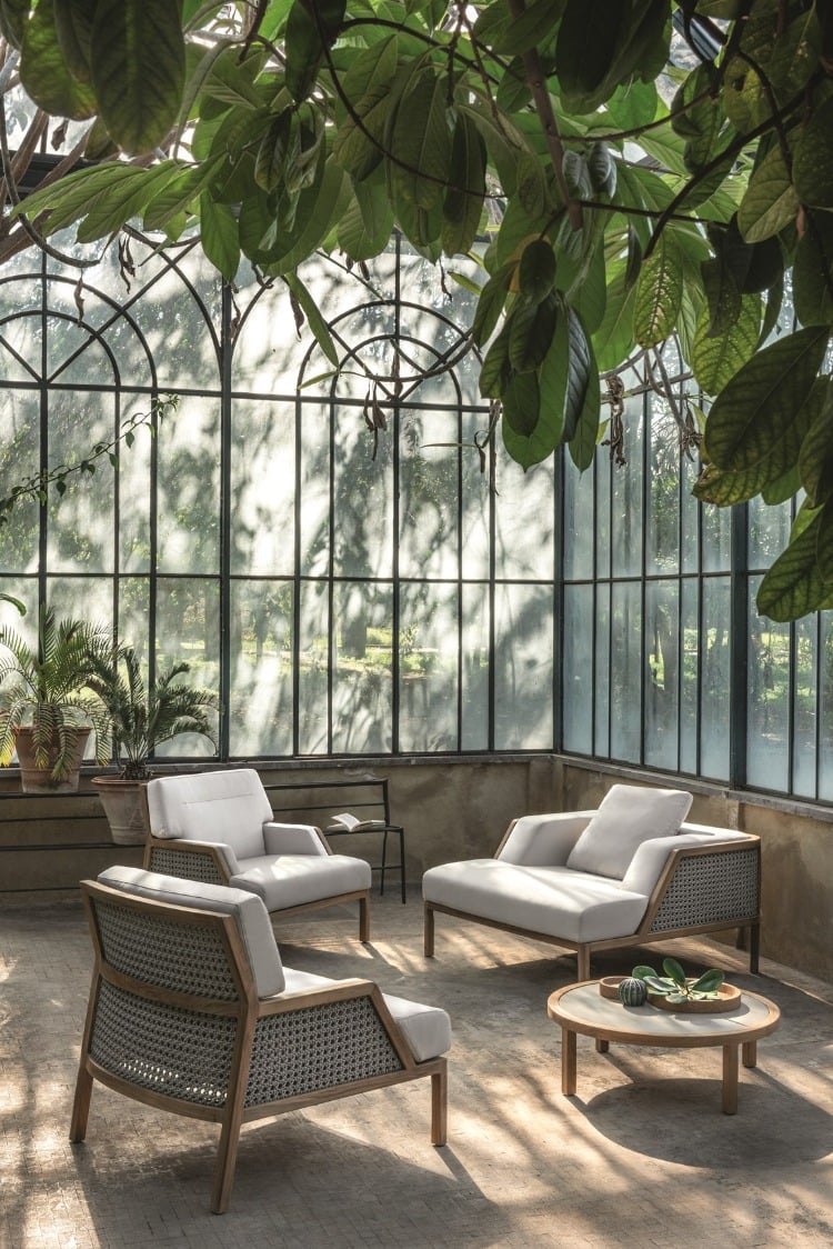 naturverbundenes design im patio bereich mit modernen möbelstücken zum sitzen