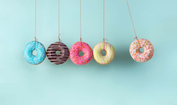 perpetuum mobile aus donuts mit verschiedenem überguss stellen abnehmen symbolisch dar