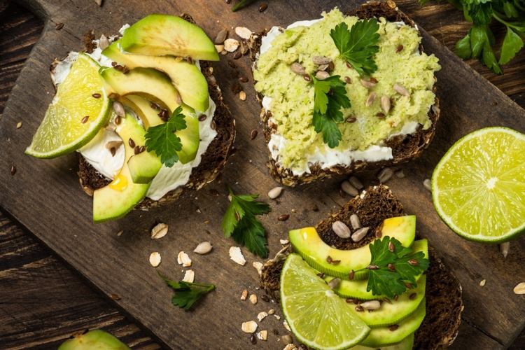 pimpernickel avocado toast mit hüttenkäse ist gesund