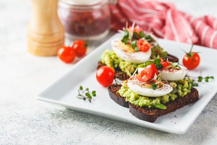 pumpernickelbrot für gesunden avocado toast mit ei und kirschtomaten