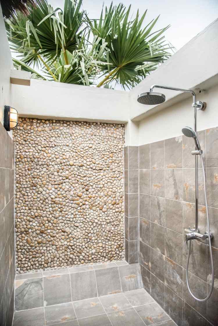 verfliester duschbereich mit mauer aus steinen privatsphäre