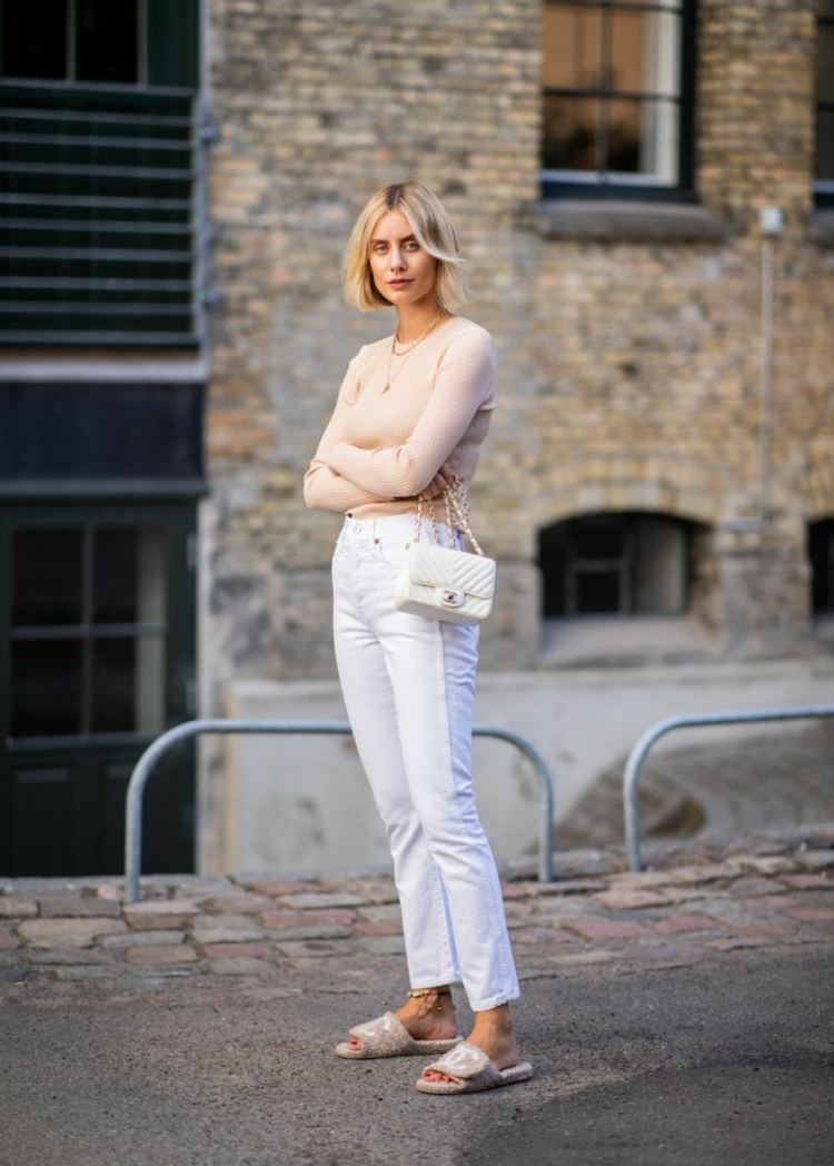 weiße Jeans kombinieren Business Outfit Frauen Sommer Schuhtrends Pantoletten