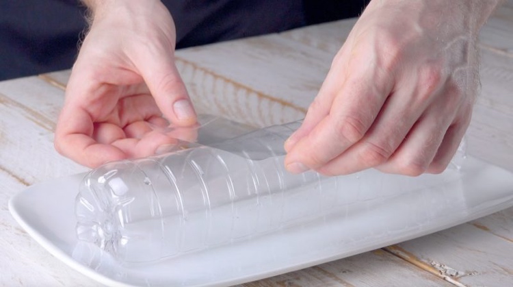 zwei Zylinder aus Plastikflaschen zusammenkleben