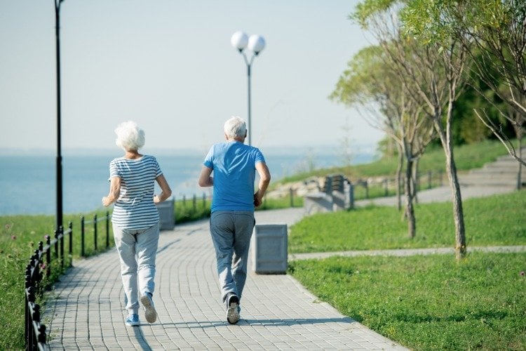 älteres paar beim jogging für lange leben und lebenserwartung