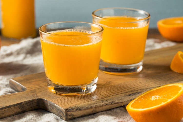 200 ml Orangensaft enthalten 100 Milligramm Vitamin C