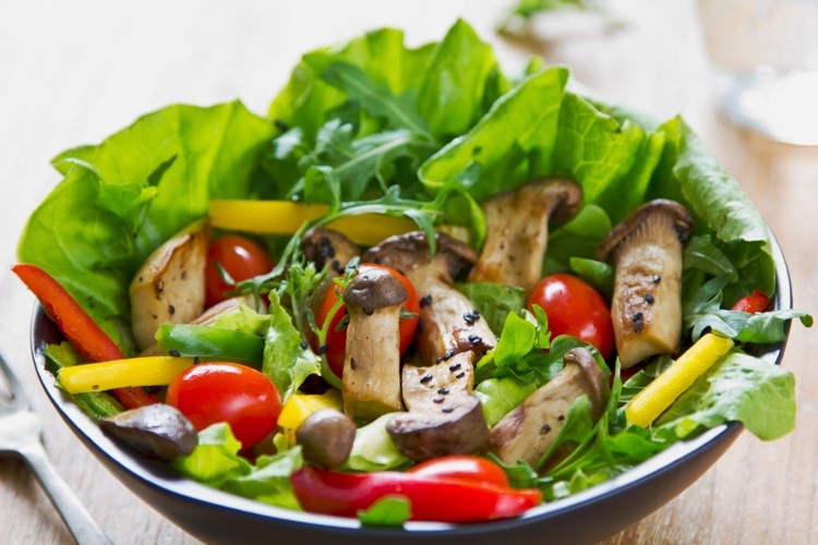 Austernpilze Salat mit Spech und Tomaten und Römersalat