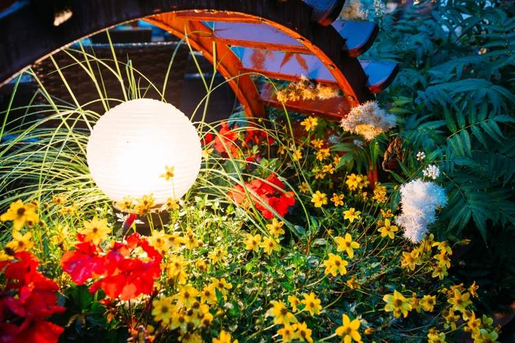 Außenbeleuchtung mit Lampe um Blumenbeet Ideen für Garten und Fassadenbeleuchtung