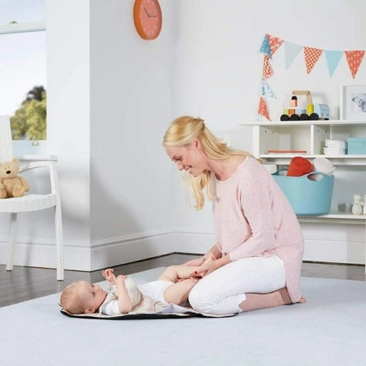 Baby auf dem Boden wickeln - Sichere Alternative zu hohen Wickelplätzen
