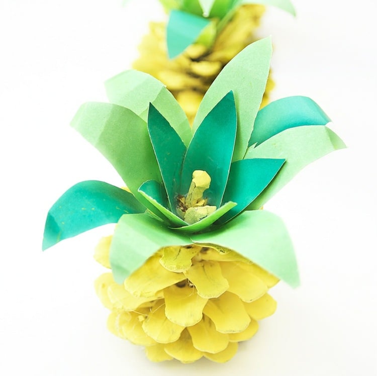 Basteln mit Tannenzapfen Sommer - Niedliche Ananas mit Blättern aus grünem Papier