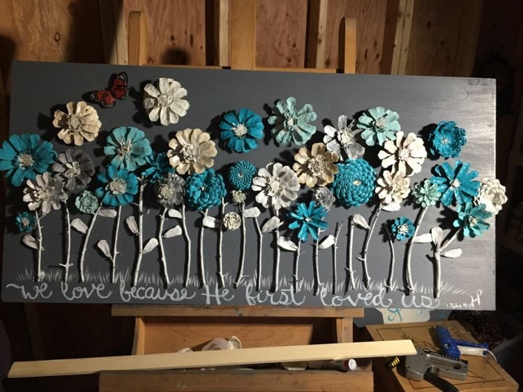 Basteln mit Tannenzapfen Sommer - Scheiben schneiden und ein Sommerbild aus Blumen gestalten