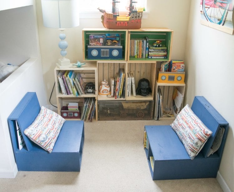 Bücher Aufbewahrung im Kinderzimmer für eine Ruheecke mit Weinkisten aus Holz