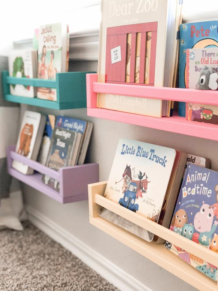 Bücherleisten in Pastellfarben für ein Mädchenzimmer