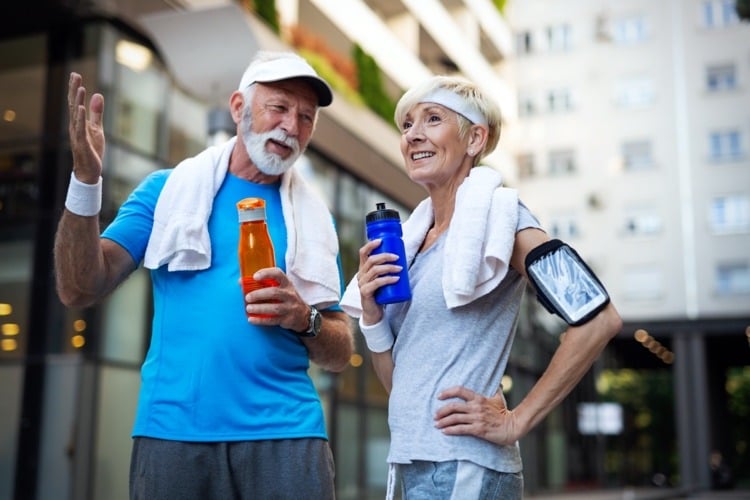 Cortisol senken durch Sport im Alter glücklich und fit