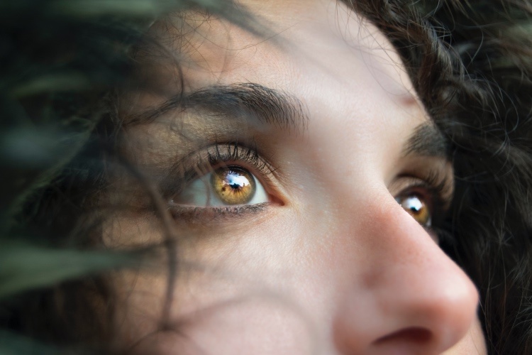 Das Stirnchakra – Das dritte Auge steht für aktive Fantasie, klare Gedanken und scharfen Verstand