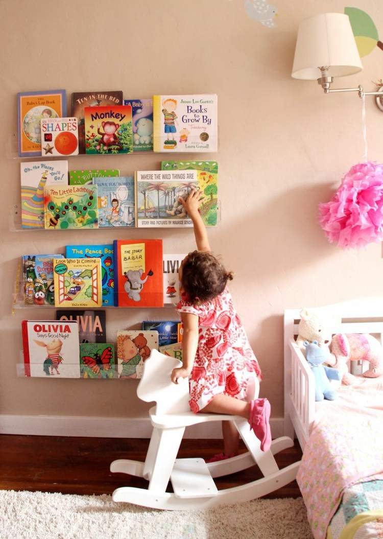 Durchsichtige Bücherleisten in überschaubarer Höhe nach Montessori